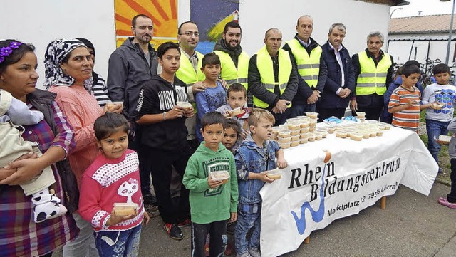 Se berraschung am Aschura-Tag: Mit ...t fr Asylbewerber eine groe Freude.   | Foto: Claudia Gempp