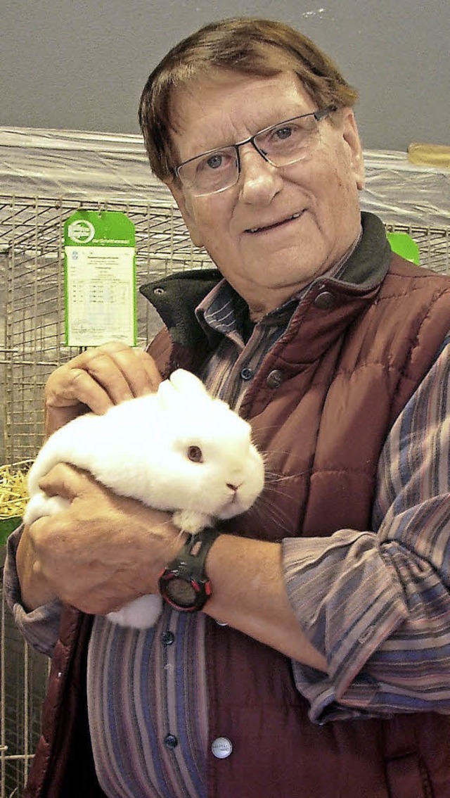 Vereinsmeister Elmar Kloos mit seinem Siegerkaninchen   | Foto: Swifka