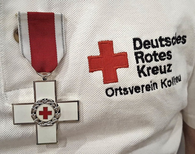 Das Ehrenzeichen des Deutschen Roten K... er es ausnahmsweise auch am T-Shirt.   | Foto: Fotos: ZVG