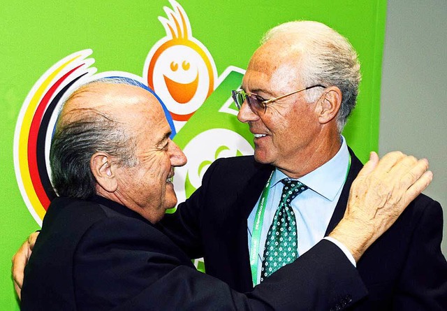 FIFA-Prsident Joseph Blatter (l) und ... Franz Beckenbauer, umarmen sich 2006.  | Foto: dpa