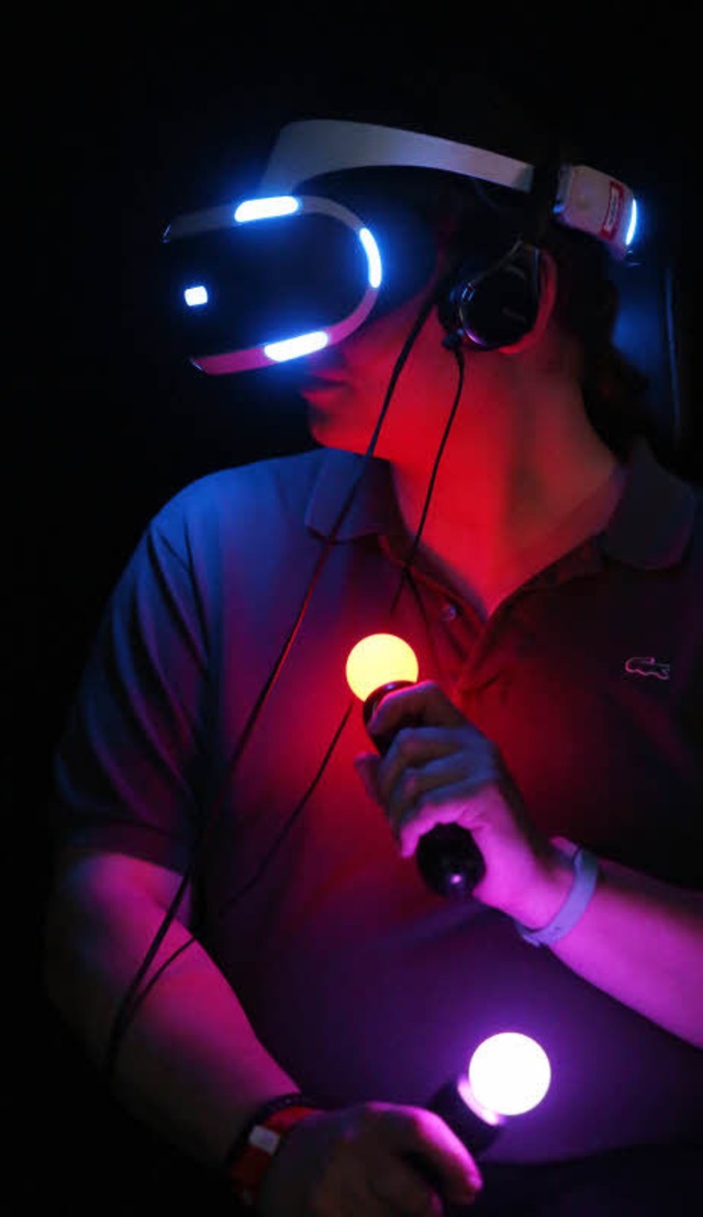 Mit VR-Brille und Handsensoren konnten... hautnah erlebt und gesteuert werden.   | Foto: Oliver Berg/dpa