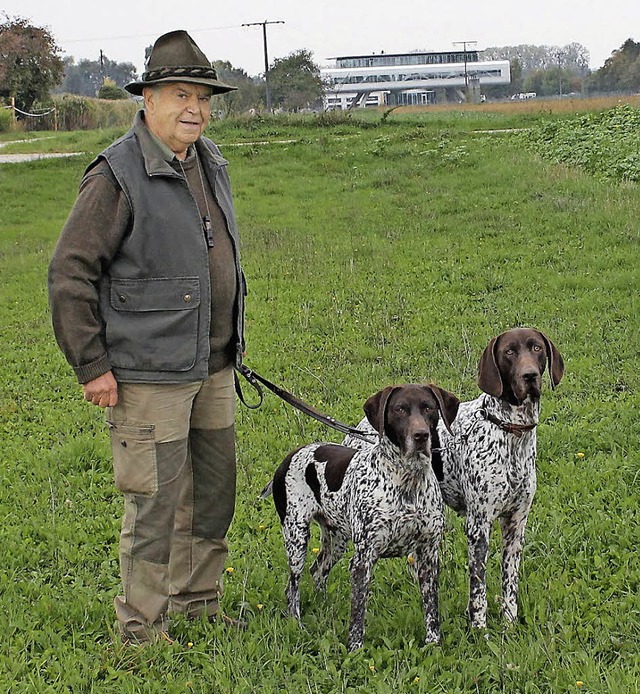 <BZ-FotoAnlauf>Erfolgreicher Zchter:<... mit seinen  erfolgreichen Jagdhunden   | Foto: H.  Spengler