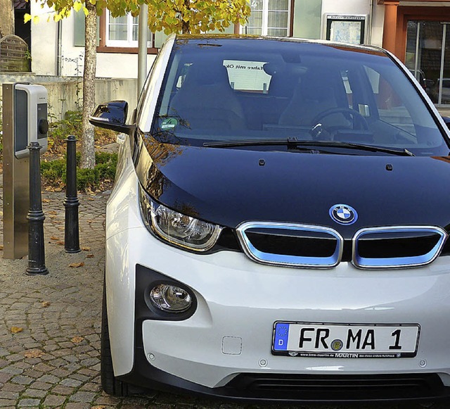 Der neue Elektrodienstwagen des Brger...tromzapfsule vor dem Marcher Rathaus   | Foto: Bachmann-Goronzy