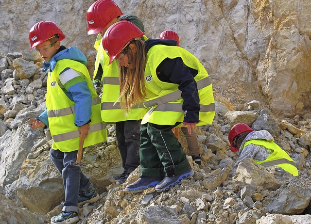 Kinder der Hector Akademie im Kalkwerk-Steinbruch -der Geologie auf der Spur  | Foto: Jutta Schtz