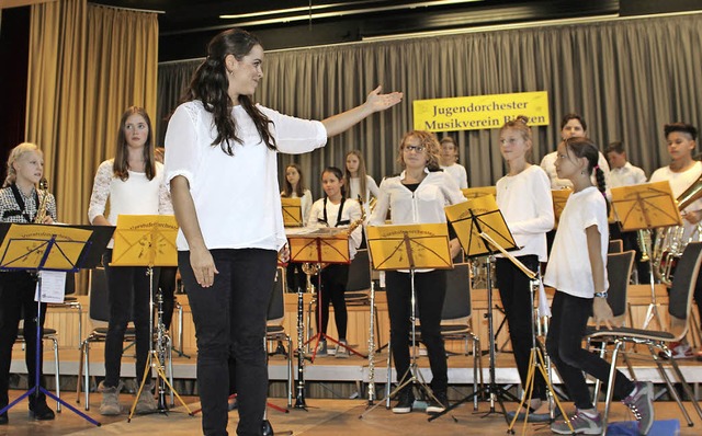 Esther Schwalm dirigierte zum letzten ...ufenorchester des Musikvereins Binzen.  | Foto: Antje Gessner