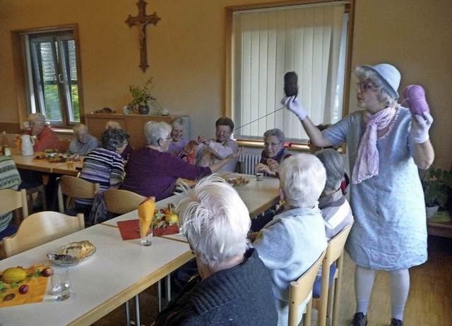 Oma Elsbeth und Ihre Handtasche besuch...atlichen Seniorentreff in Simonswald.   | Foto: privat