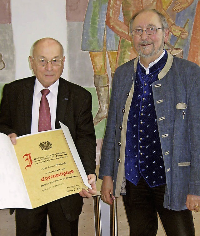 Louis Schlaefli erhielt die Urkunde zu...n Vereinsprsident Klaus G. Kaufmann.   | Foto: Veranstalter