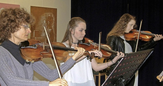 Bei der Matinee der Musikschule Oberes...it einem Stck fr drei Violinen auf.   | Foto: Roswitha Frey