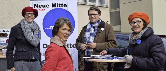 Stand der Gemeinde mit Brgermeister T... Grimm (rechts) und einer Besucherin.   | Foto: Sarah Nltner