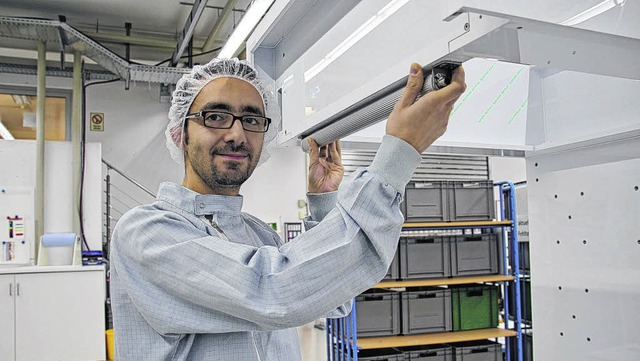 Alaeddin Fanari an einem seiner Projek...er baut er einen Schalterschrank auf.   | Foto: Madlen Falke