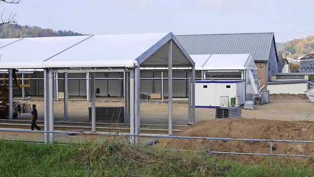 Neben der Brombacher Halle werden in d...nterknfte fr 200 Menschen aufgebaut   | Foto: Mink