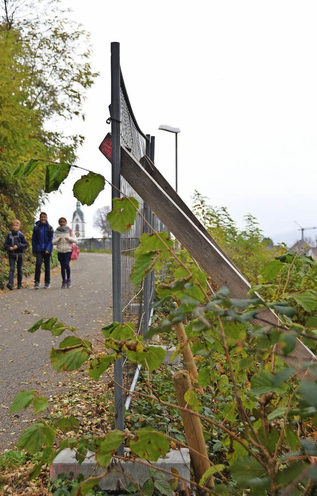 Gefahrenpunkt: Ein Bauzaun sichert   d...r Bahnlinie im Westen von Laufenburg.   | Foto: Winfried Dietsche