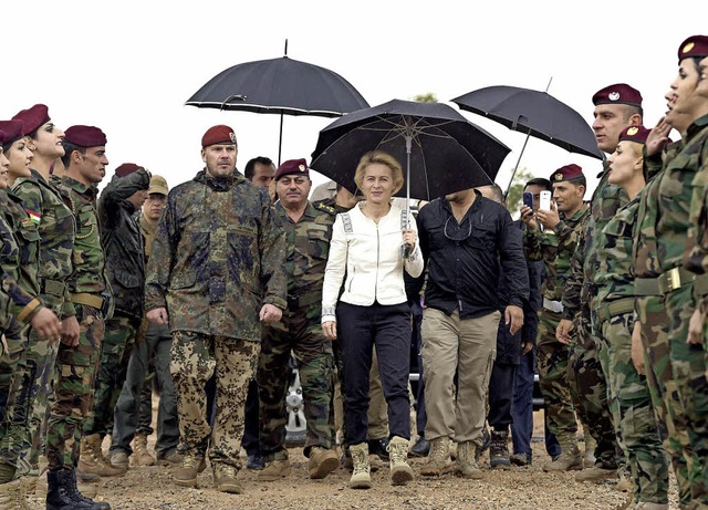 Ursula von der Leyen besucht das Ausbildungscamp in Erbil.   | Foto: DPA