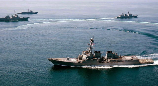 Der US-amerikanische Zerstrer USS Las...rund) kreuzt im sdchinesischen Meer.   | Foto: DPA
