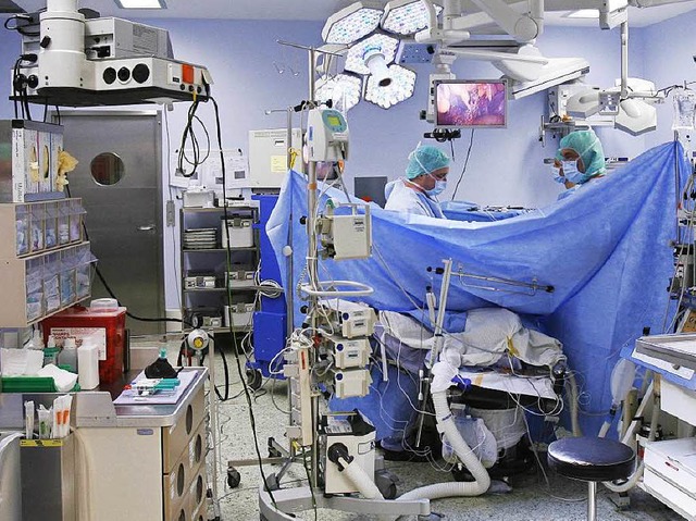 Die Chirurgie &#8211; unser Bild zeigt...ung, die ein Krankenhaus leisten muss.  | Foto: dpa