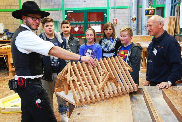 Zimmerer zeigten Schlern die Facetten...rks in der Gewerbe-Akademie Schopfheim  | Foto: Edgar Steinfelder