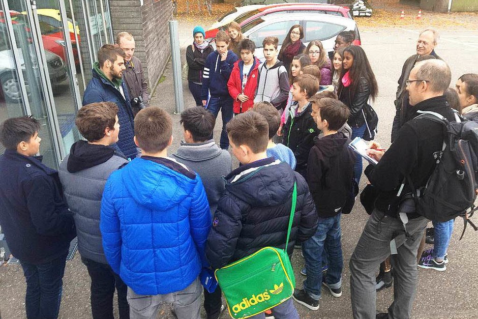 Die Klasse 8c der Hansjakob-Realschule wird von SC-Mitarbeiter Marco Waldraff (links, mit Bart) vor der Fußballschule empfangen. (Foto: Stephanie Streif) Die Klasse 8c der Hansjakob-Realschule wird von SC-Mitarbeiter Marco Waldraff (links, mit Bart) vor der Fußballschule empfangen. (Foto: Stephanie Streif)