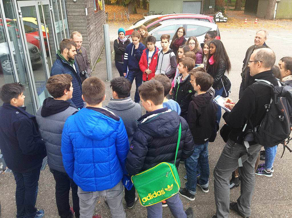 Die Klasse 8c der Hansjakob-Realschule wird von SC-Mitarbeiter Marco Waldraff (links, mit Bart) vor der Fuballschule empfangen.
