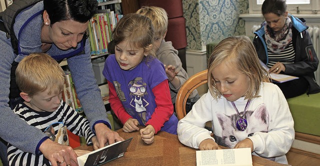 Jona, Luis, Theresa und Elisa (von lin...musterten Bchern der Stadtbibliothek.  | Foto: Martha Weishaar