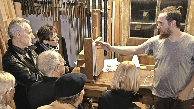 Orgelbauer Thilo Kpfer (rechts) gibt ...n Einblick in die  Werkstatt Sttzle.   | Foto: Fotos: Hubert Bleyer
