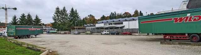 Noch parken auf dem Areal der Speditio...r Stelle Wohn- oder Brohuser stehen.  | Foto: Olaf Michel