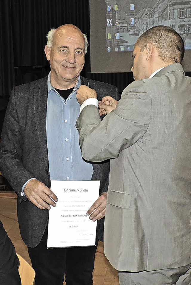 Alexander Schoch bekommt von OB Gtzma... Ttigkeit im Gemeinderat angesteckt.   | Foto: sylvia Timm