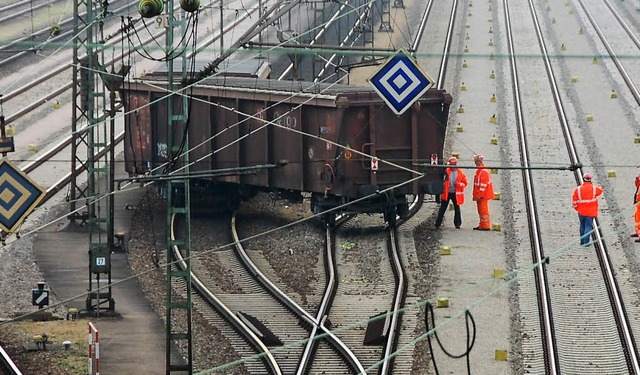 Im Rangierbahnhof stellte sich am Dien...gon quer und verzog dabei die Gleise.   | Foto: Frey