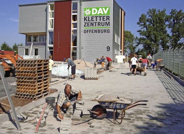 Freiwillige bei den Arbeiten im Auenb...zeigt wie gewohnt, wo&#39;s lang geht.  | Foto: Alpenverein Offenburg
