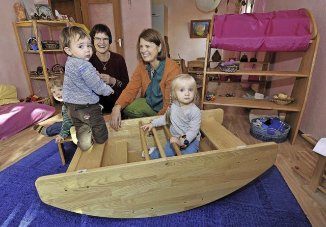 Die Tagesmtter Cornelia Westpfahl (li...tift Freiburg an der Rabenkopfstrae.   | Foto: Thomas Kunz