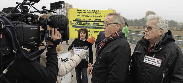Befrworter und Gegner des weiteren Au...est uern sich vor laufender Kamera.   | Foto: Horst David