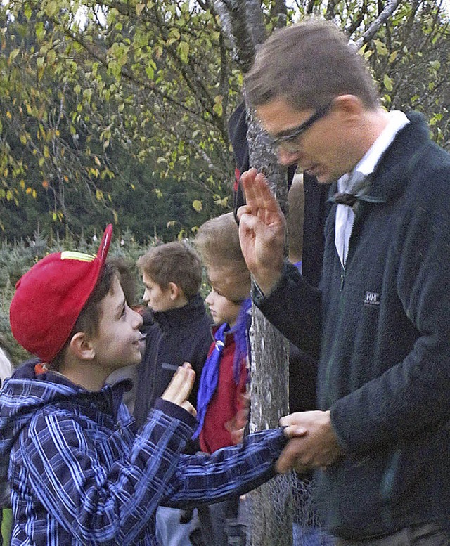 Jonas Gdemann (links) wird von Denis Schimak bei den Jungpfadfindern begrt.   | Foto: Elena Butz