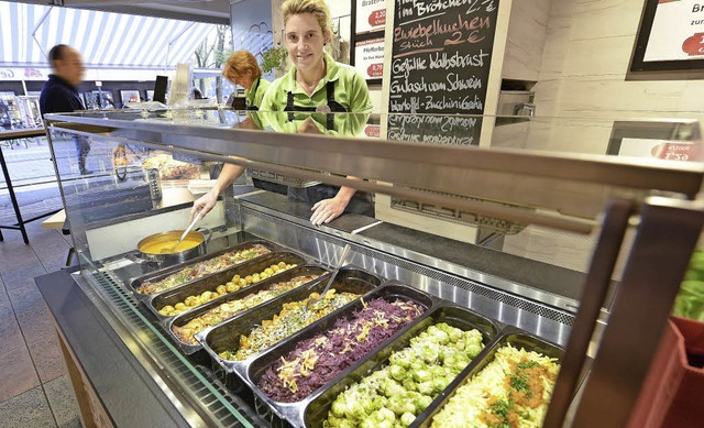 Salat und weitere pflanzliche Speisen ...uch fr Vegetarier einiges zu bieten.   | Foto: Rita Eggstein