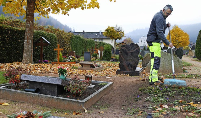 Oliver Schnell befreit den Boden vom h...und richtet die Friedhofsanlagen her.   | Foto: Cornelia Liebwein