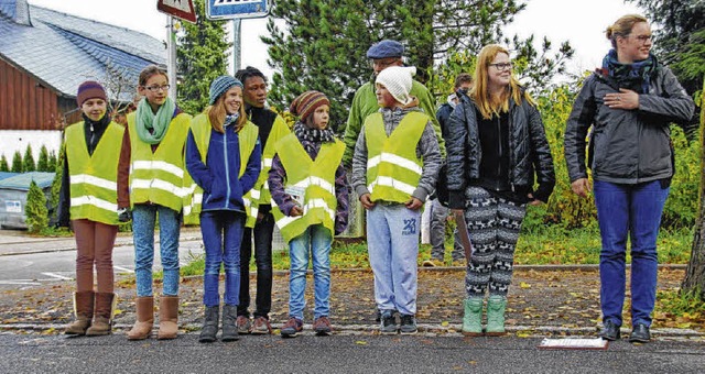 Die Schlerinnen und Schler testen zu... den Verkehr richtig sehen zu knnen.   | Foto: madlen falke