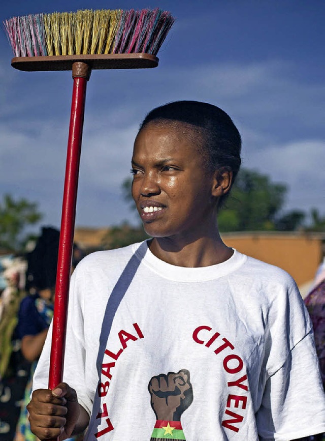 Besen sind das Symbol der Protestbewegung in Burkina Faso.  | Foto: Peter Disch