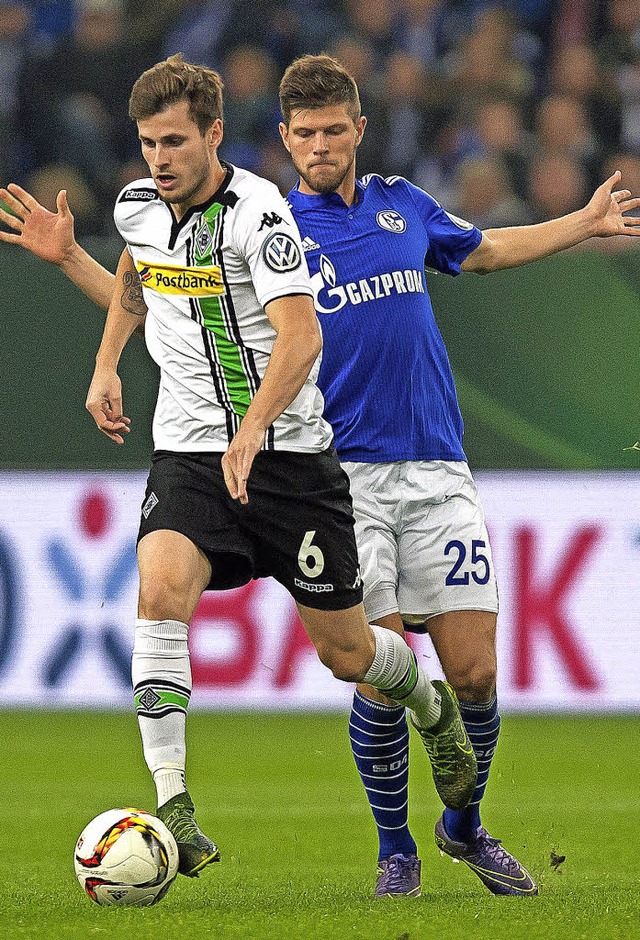 Der Gladbacher Havard Nordtveit (links...aas-Jan Huntelaar kmpfen um den Ball.  | Foto: dpa