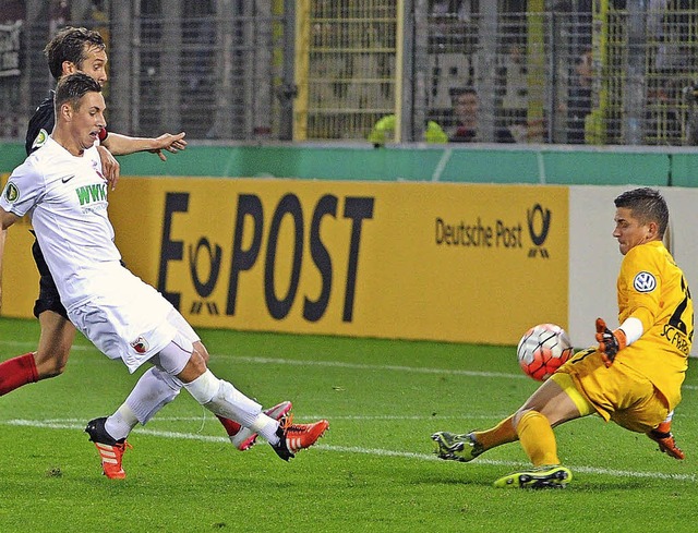 Patric Klandt (rechts) verhindert eine...okalniederlage des SC gegen Augsburg.   | Foto: Achim Keller