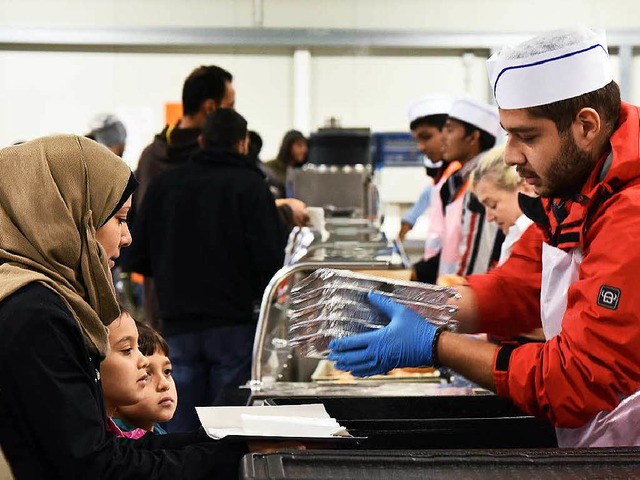 Fr die Versorgung mit Essen ist in den Erstaufnahmestellen gesorgt.    | Foto: dpa