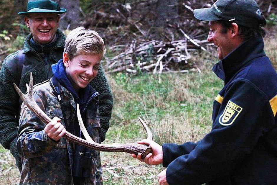 Marius aus Denzlingen hatte bei B. Zettis Ferienspaß ein Special gewonnen und ging, begleitet von seinen Eltern, mit Feldbergförster Achim Schlosser beim Schluchsee auf Pirsch. Die Geduld lohnte sich: Es zeigte sich eine Hirschkuh mit ihrem Kalb. (Foto: Tamina Nitschmann) Marius aus Denzlingen hatte bei B. Zettis Ferienspaß ein Special gewonnen und ging, begleitet von seinen Eltern, mit Feldbergförster Achim Schlosser beim Schluchsee auf Pirsch. Die Geduld lohnte sich: Es zeigte sich eine Hirschkuh mit ihrem Kalb. (Foto: Tamina Nitschmann)