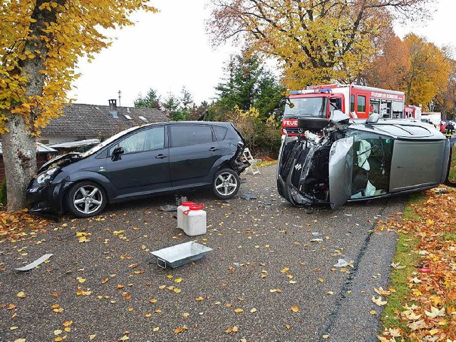 Schwere Verletzungen zog sich eine Aut...uf einen geparkten Wagen gekracht war.  | Foto: Olaf Thor