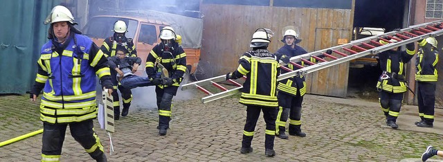 Die Feuerwehrleute im Einsatz bei der bung in Altenheim   | Foto: Dieter Fink