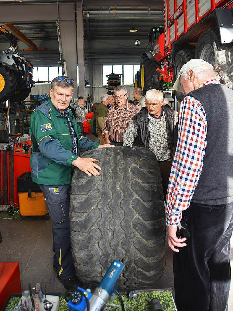 Werner Mller fhrte die Gruppe durch seinen neuen Landmaschinenbetrieb.