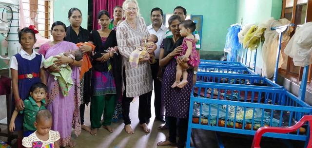 m Banabasi Seva Samiti Zentrum in Ball...rnelia Mallebrein mit einem der Babys.  | Foto: Privat