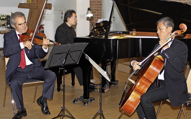 Zum Herbstkonzert der Chorgemeinschaft...  Maki Kobayashi und   Tomohisa Yano.   | Foto: Herbert Binninger