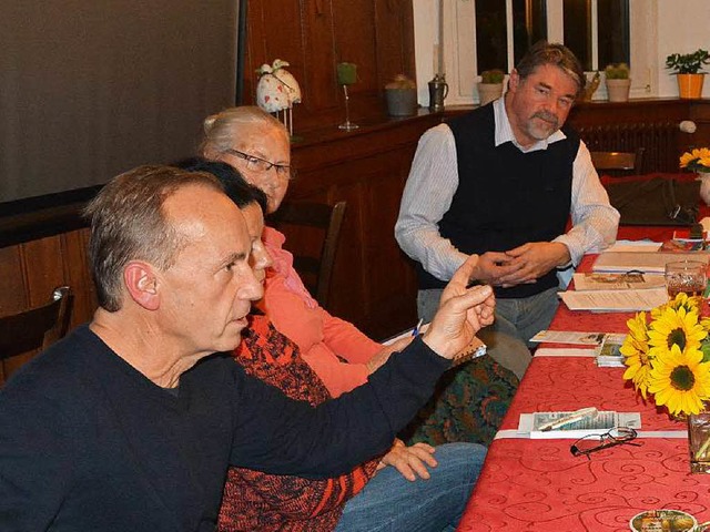 Tilo Kratz (vorne) spricht beim BUND-M...hen ist der Vorsitzende Herwig Eggers.  | Foto: Heinz u. Monika Vollmar