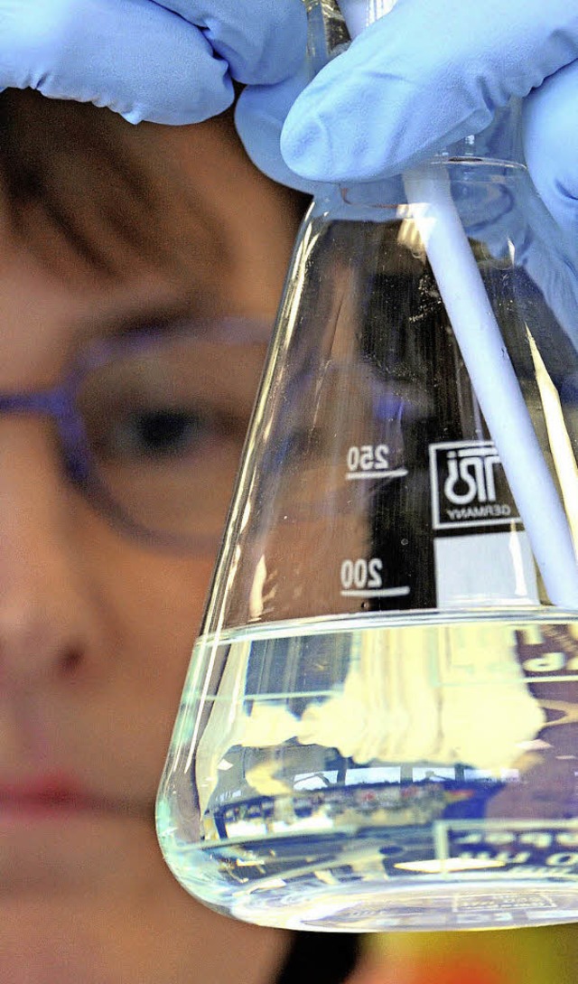 Die Chemiebranche sucht dringend Fachleute.   | Foto: dpa