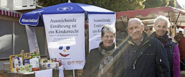 Silvia Kraus, Friedhelm Wlker und Mic...ff sammeln Spenden fr den Tafelladen.  | Foto: Gabriele Zahn