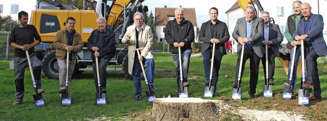 Zehn Mann am Werk beim Spatenstich des  Neubaus in der  Wilhelm-Busch-Strae.   | Foto: Ralf Staub