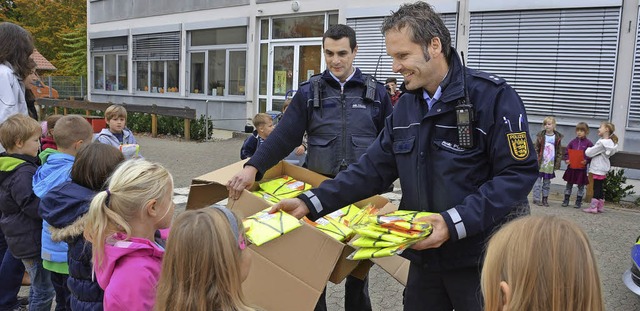 Die Polizei besuchte die ersten Klasse...in Breisach und teilte Warnwesten aus.  | Foto: Christina Hohwieler