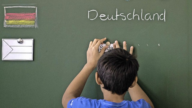 Zur Integration gehren auch Deutschkurse fr Flchtlinge.   | Foto: dpa